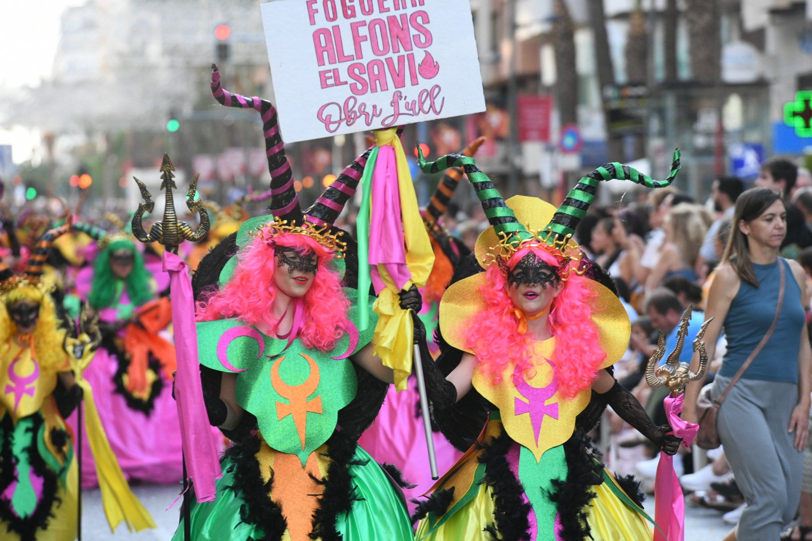 El color y el humor reinan en la cabalgata del ninot de las Hogueras de Alicante