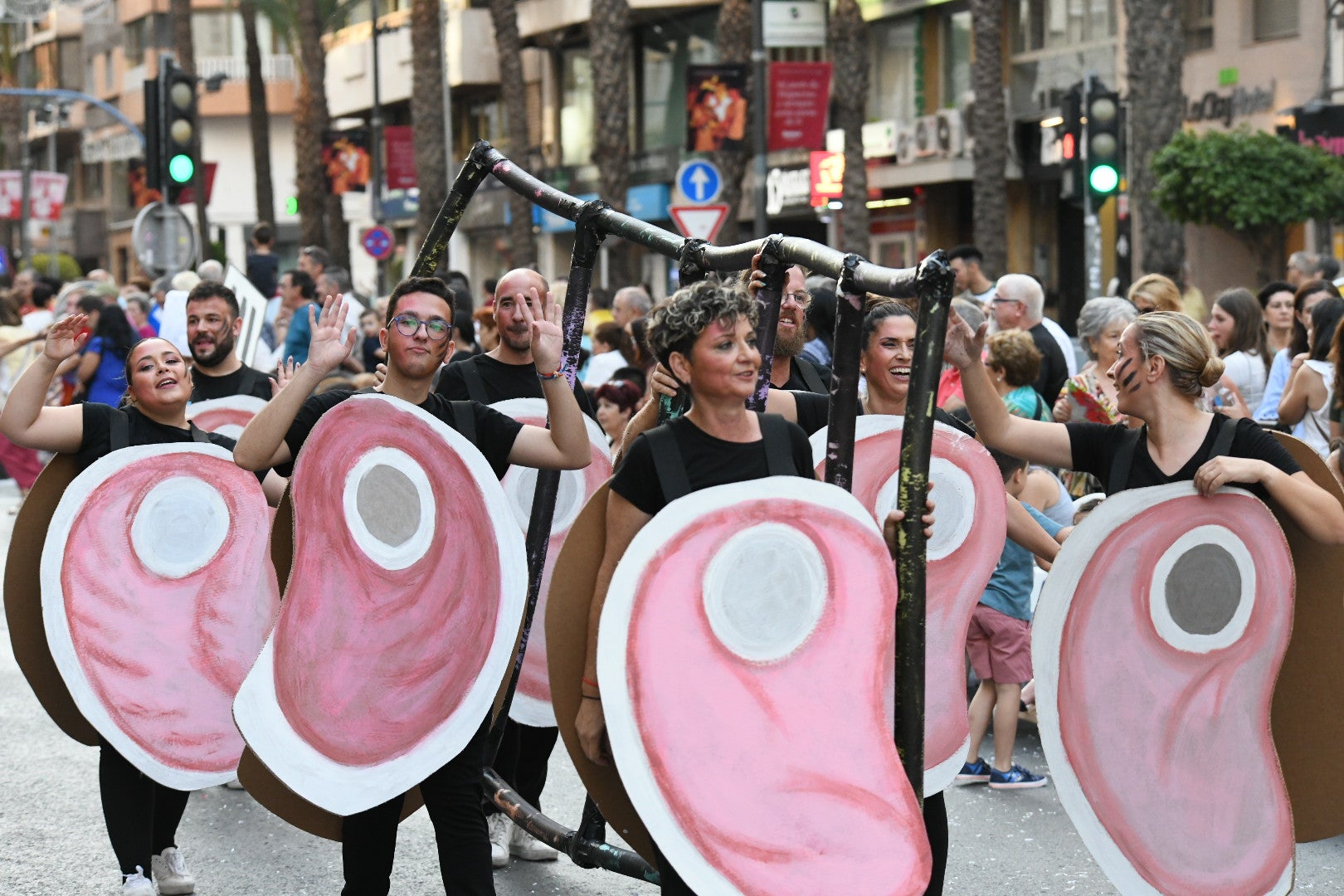 El color y el humor reinan en la cabalgata del ninot de las Hogueras de Alicante