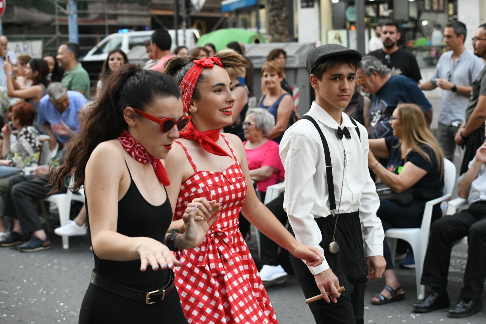 El color y el humor reinan en la cabalgata del ninot de las Hogueras de Alicante