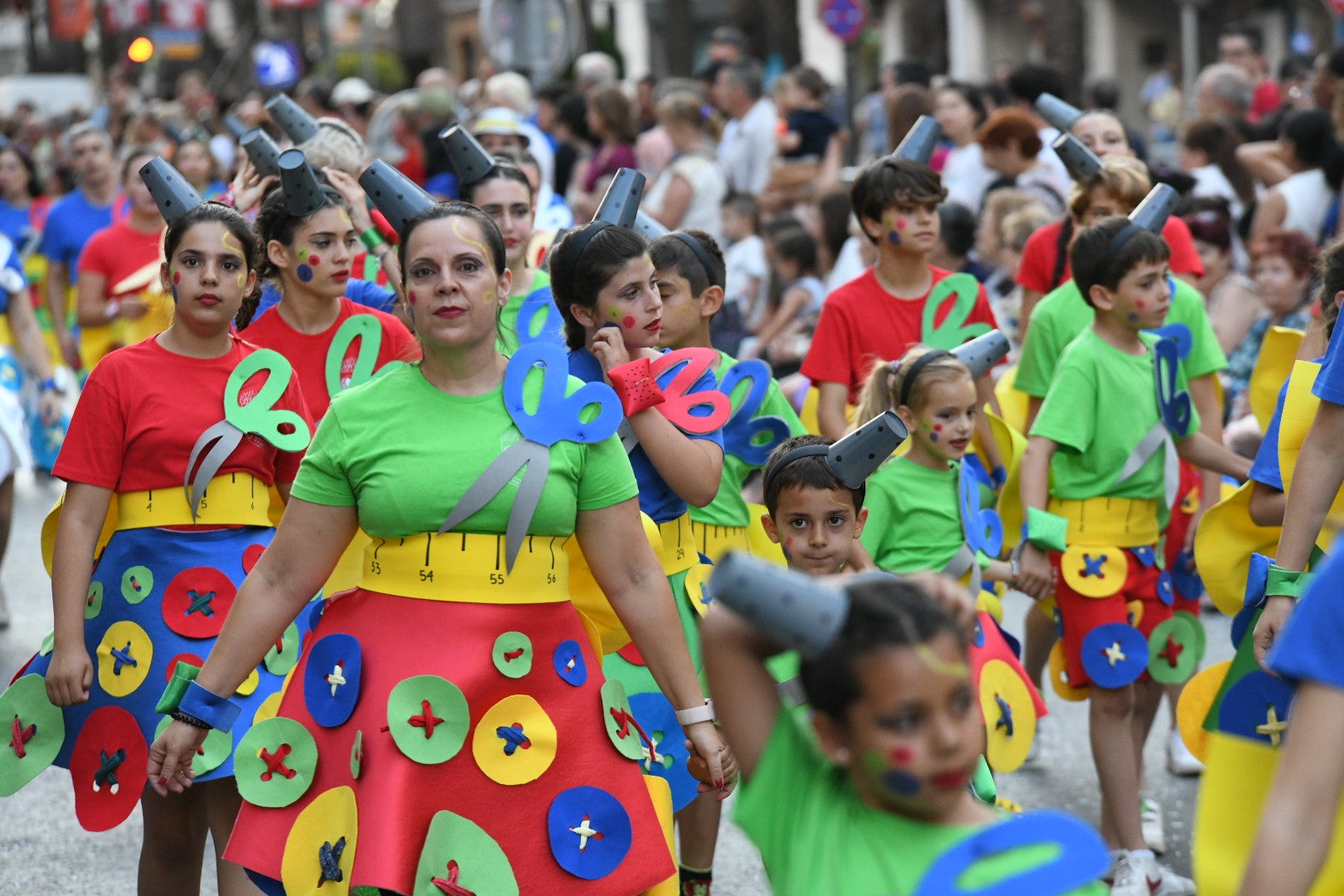 El color y el humor reinan en la cabalgata del ninot de las Hogueras de Alicante