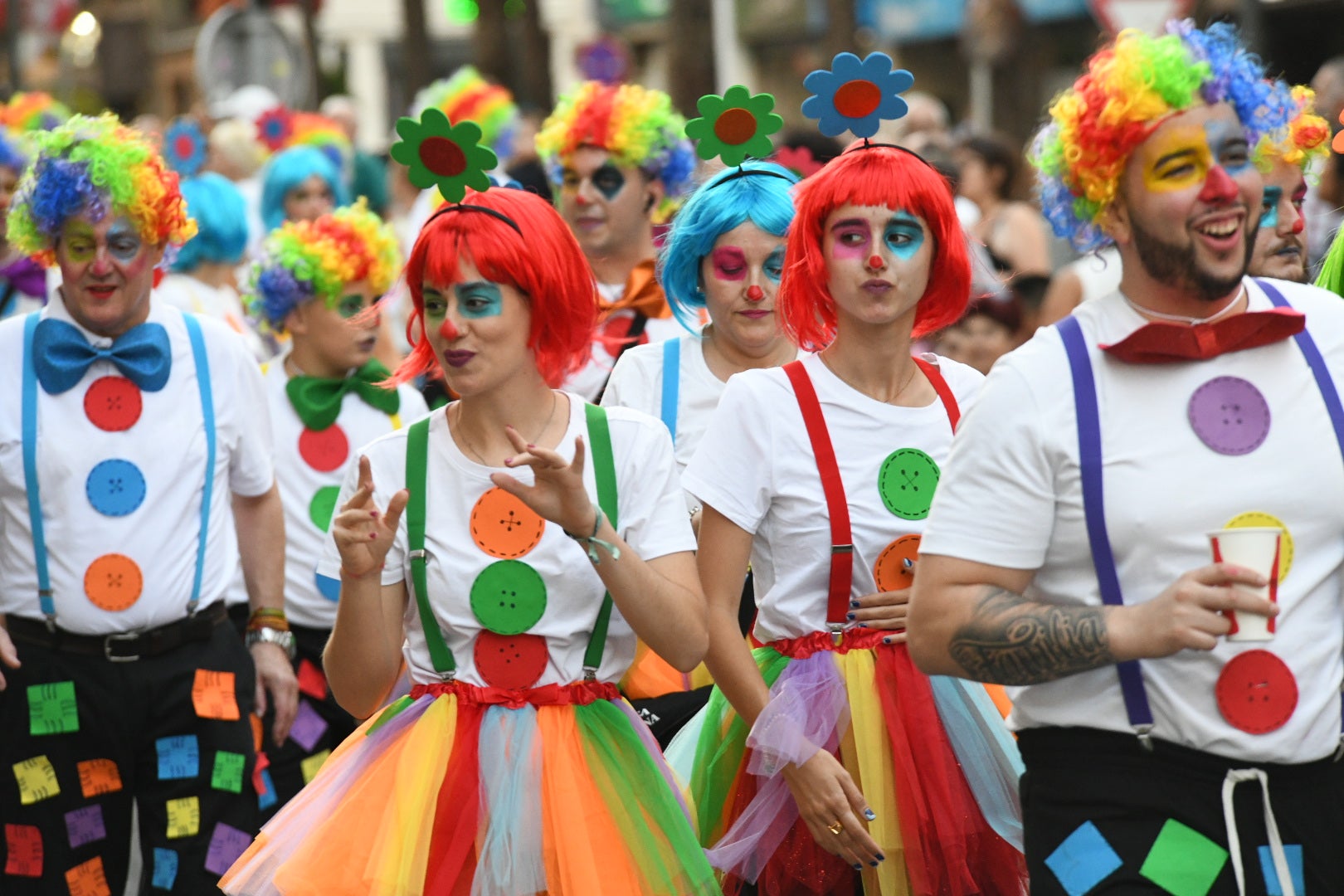 El color y el humor reinan en la cabalgata del ninot de las Hogueras de Alicante