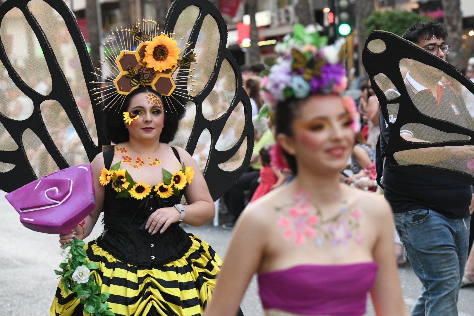 El color y el humor reinan en la cabalgata del ninot de las Hogueras de Alicante