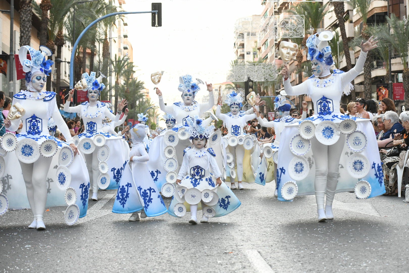 El color y el humor reinan en la cabalgata del ninot de las Hogueras de Alicante