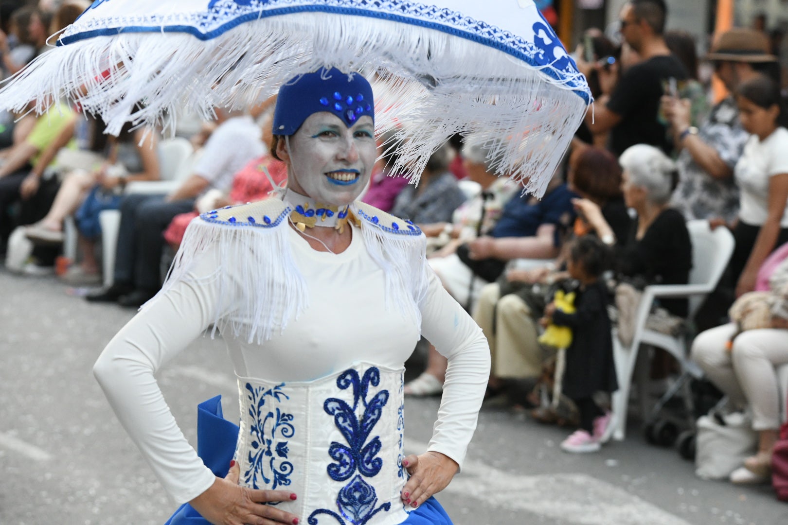 El color y el humor reinan en la cabalgata del ninot de las Hogueras de Alicante