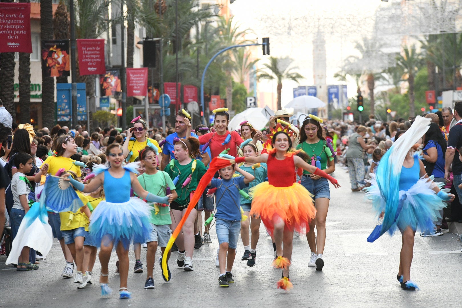 El color y el humor reinan en la cabalgata del ninot de las Hogueras de Alicante