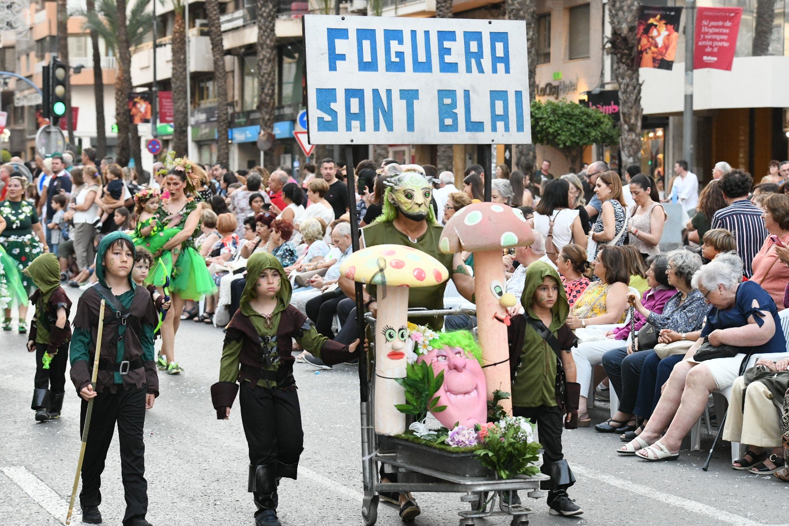 El color y el humor reinan en la cabalgata del ninot de las Hogueras de Alicante