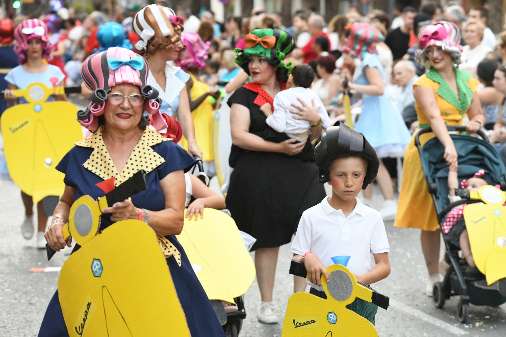 El color y el humor reinan en la cabalgata del ninot de las Hogueras de Alicante