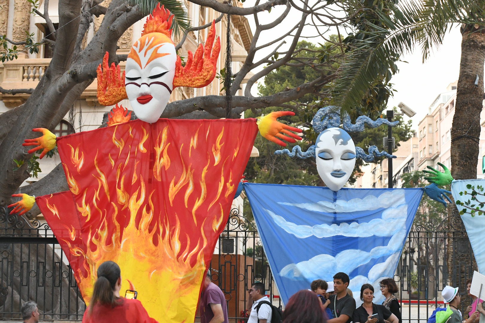 El color y el humor reinan en la cabalgata del ninot de las Hogueras de Alicante