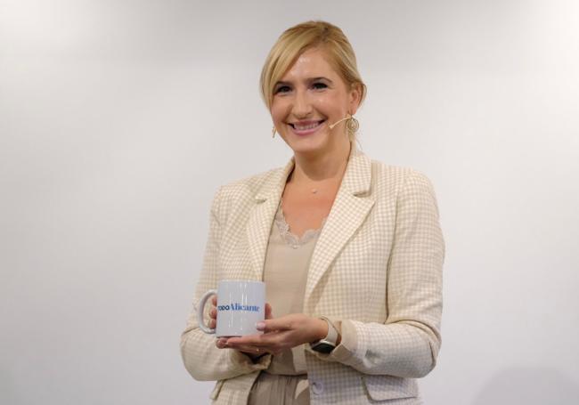 Salomé Pradas con su taza de TodoAlicante.