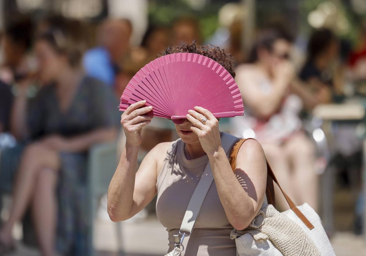 Una mujer se protege del calor.