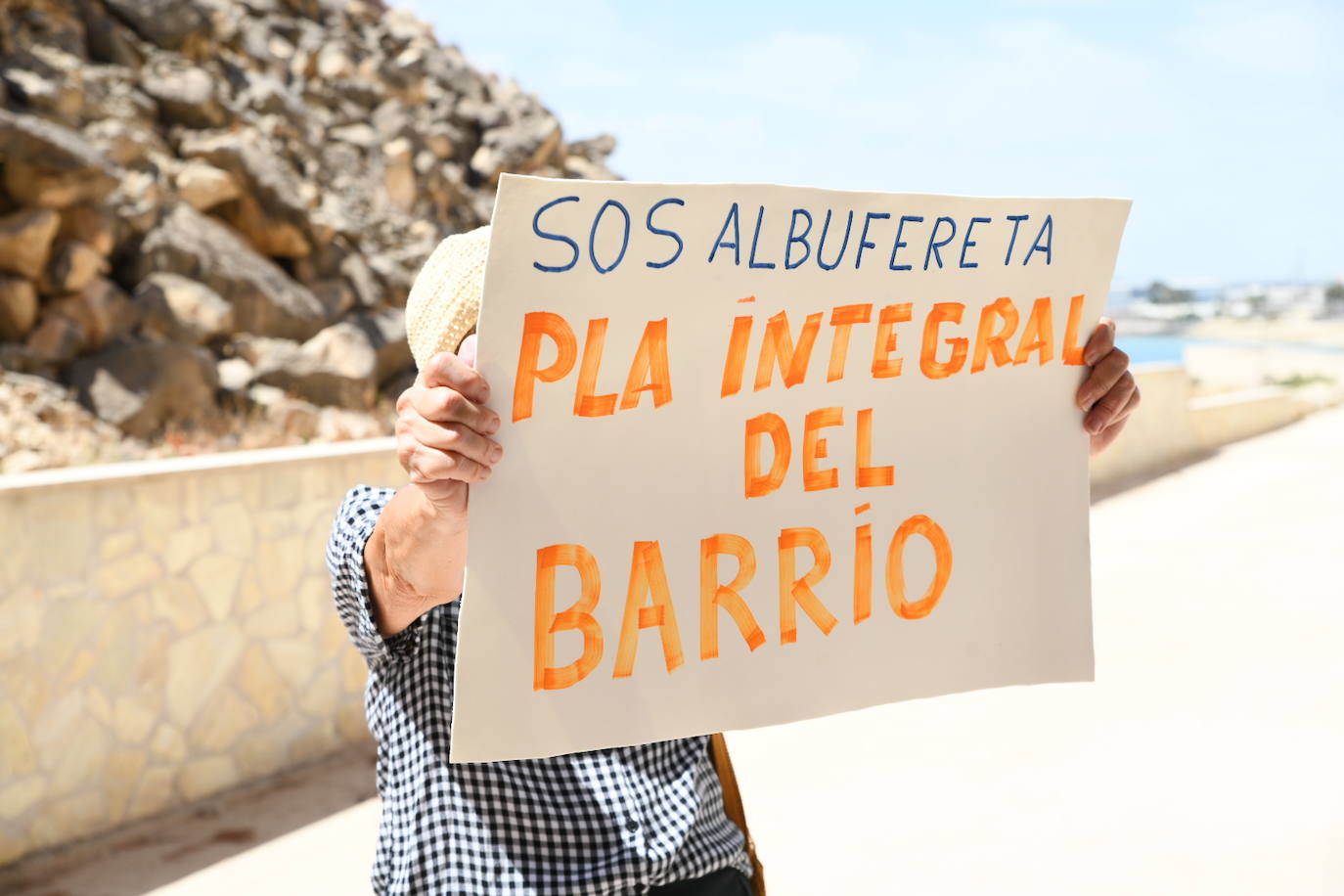 Un paseo por el nuevo verde sobre el mar de Alicante