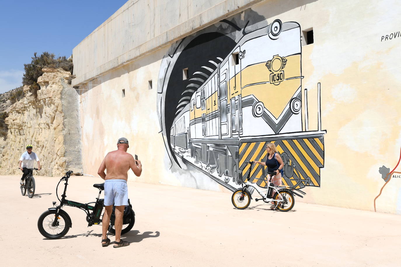 Un paseo por el nuevo verde sobre el mar de Alicante