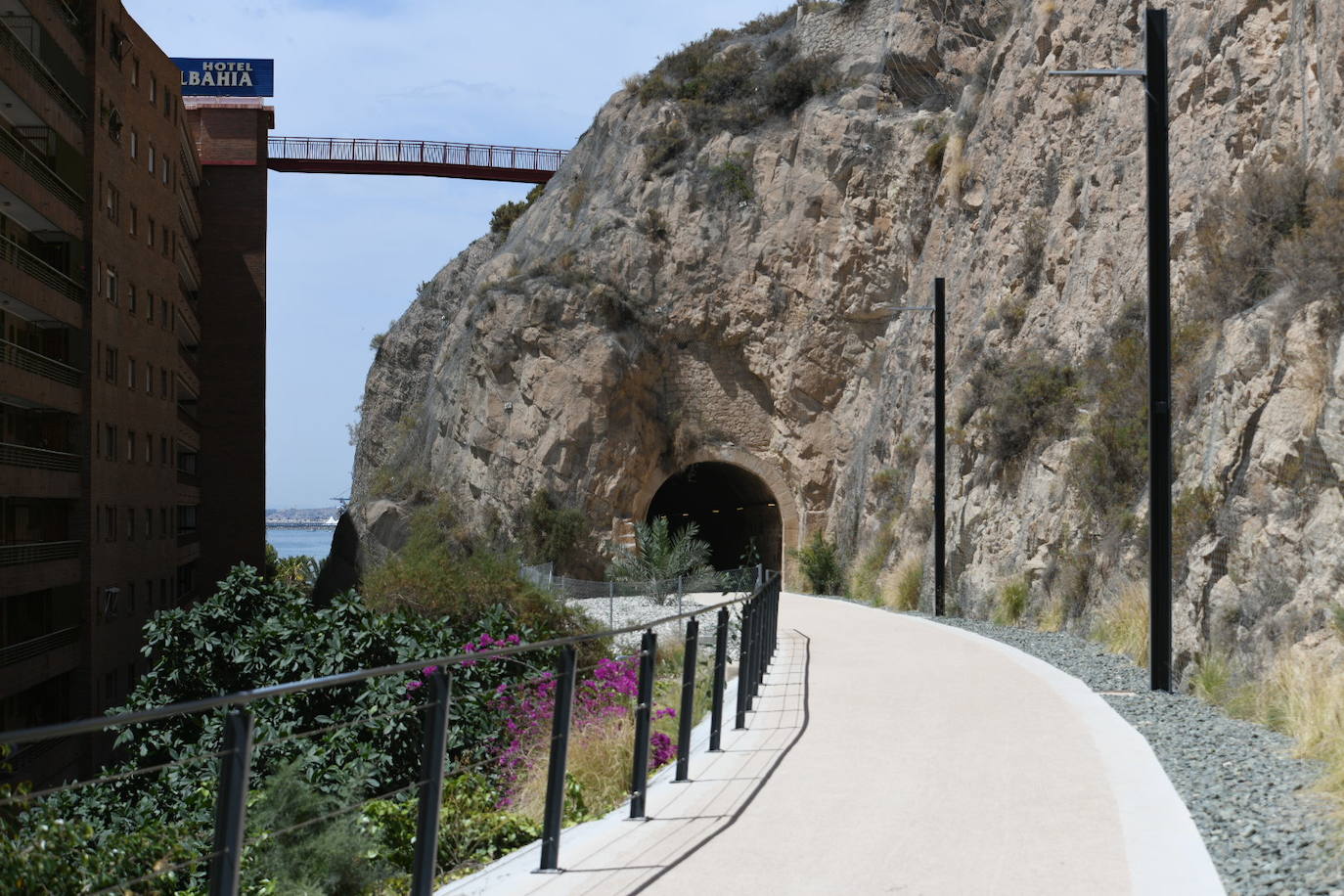 Un paseo por el nuevo verde sobre el mar de Alicante