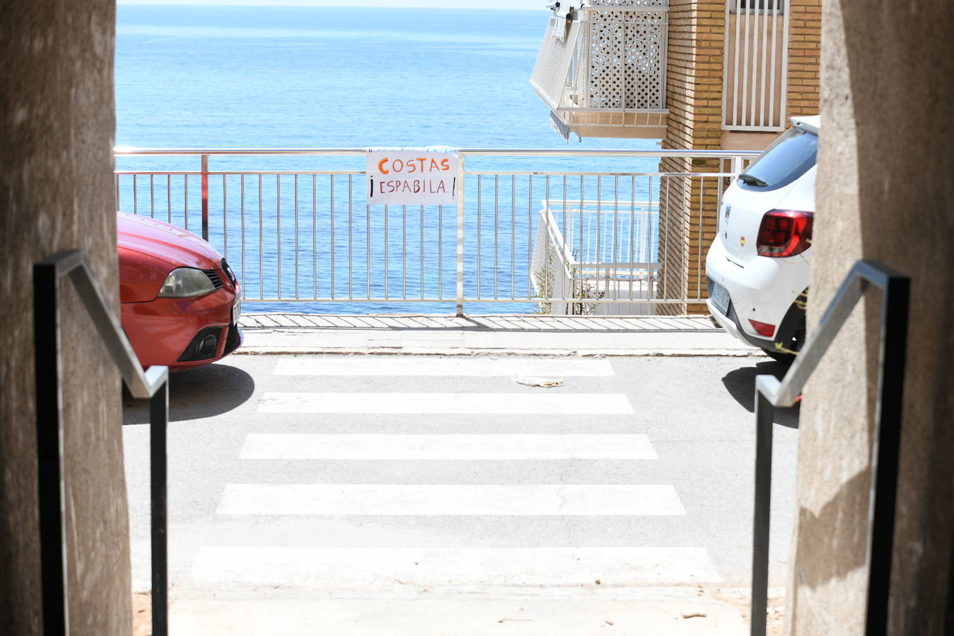 Un paseo por el nuevo verde sobre el mar de Alicante