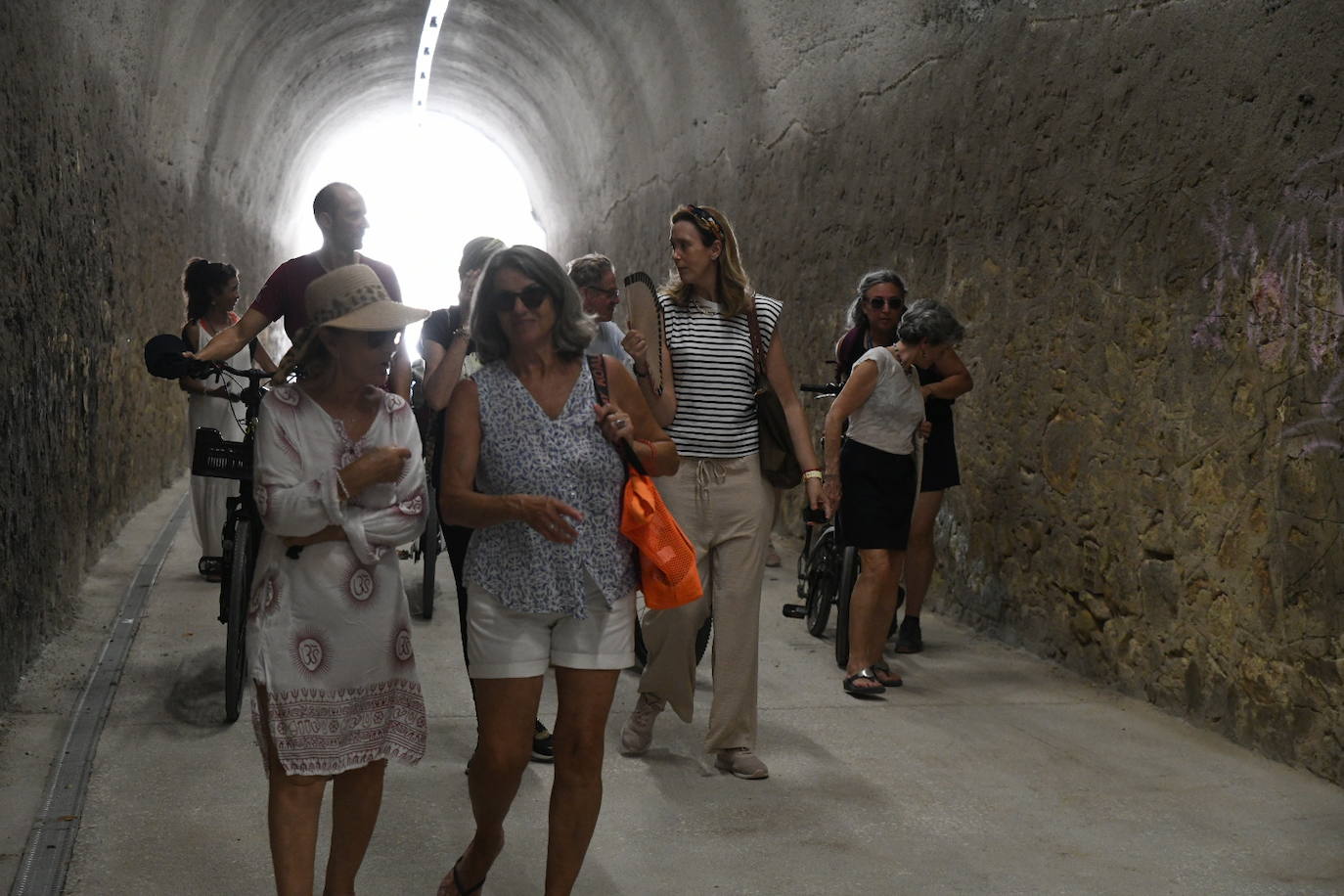 Un paseo por el nuevo verde sobre el mar de Alicante