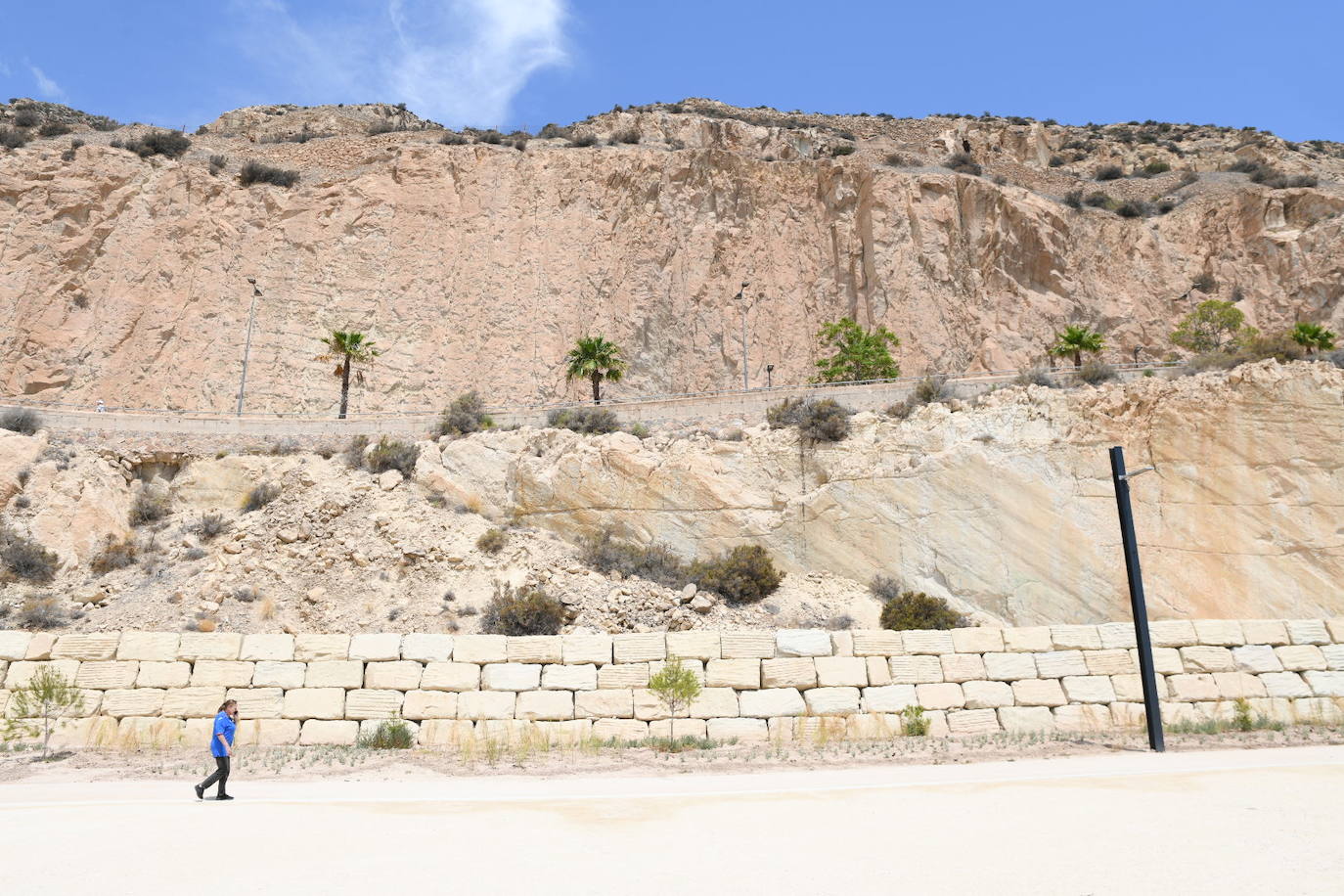 Un paseo por el nuevo verde sobre el mar de Alicante