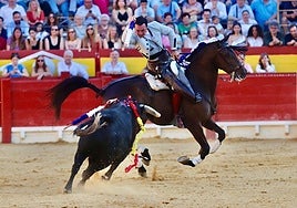 El rejoneadro alicantino Andy Cartagena, en un lance durante su primer toro de la tarde.