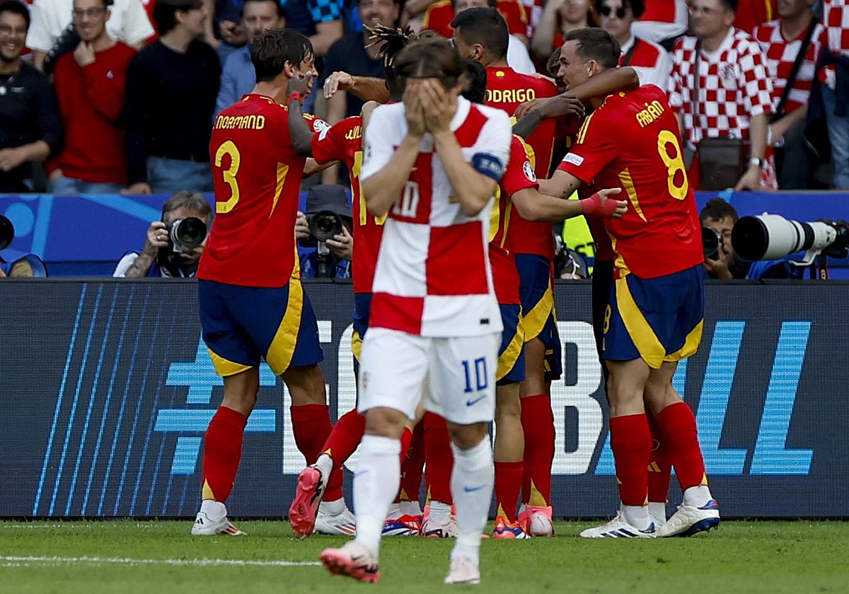 Modric se tapa la cara tras uno de los goles de España a Croacia.