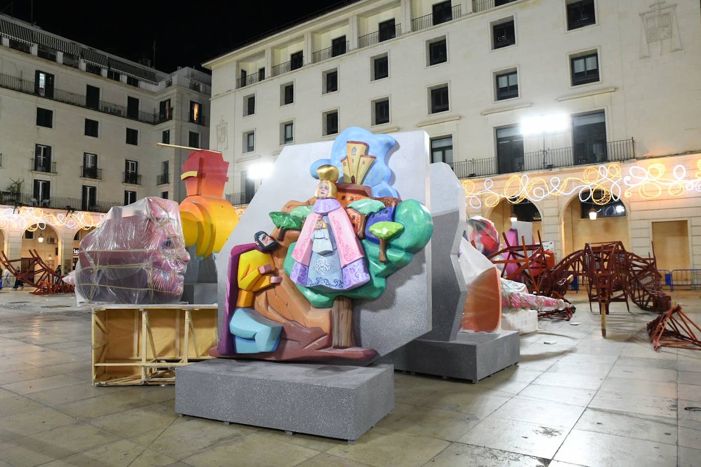 La Hoguera Oficial comienza a alzarse en la plaza del Ayuntamiento