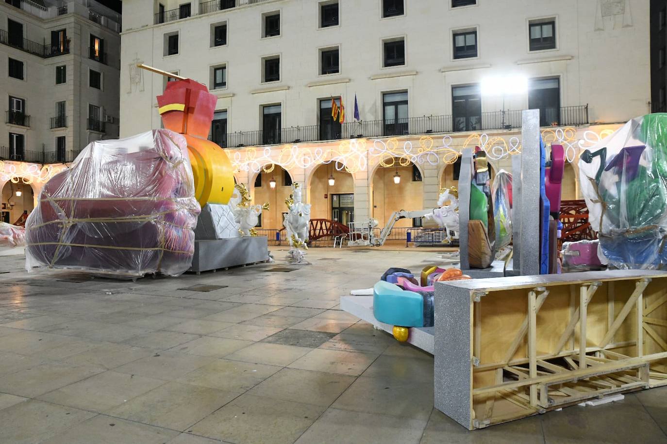 La Hoguera Oficial comienza a alzarse en la plaza del Ayuntamiento