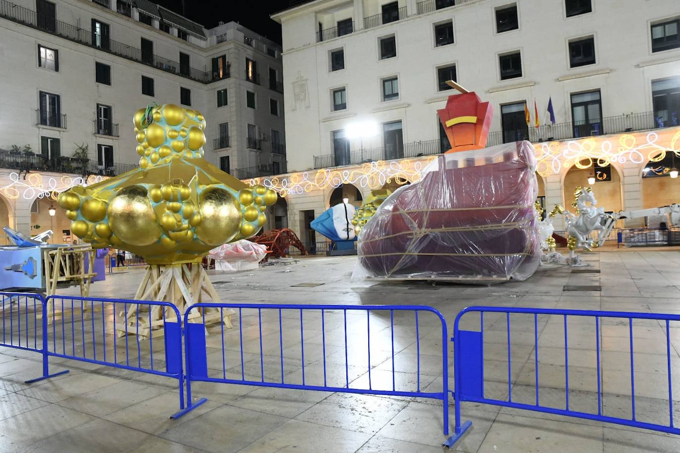 La Hoguera Oficial comienza a alzarse en la plaza del Ayuntamiento