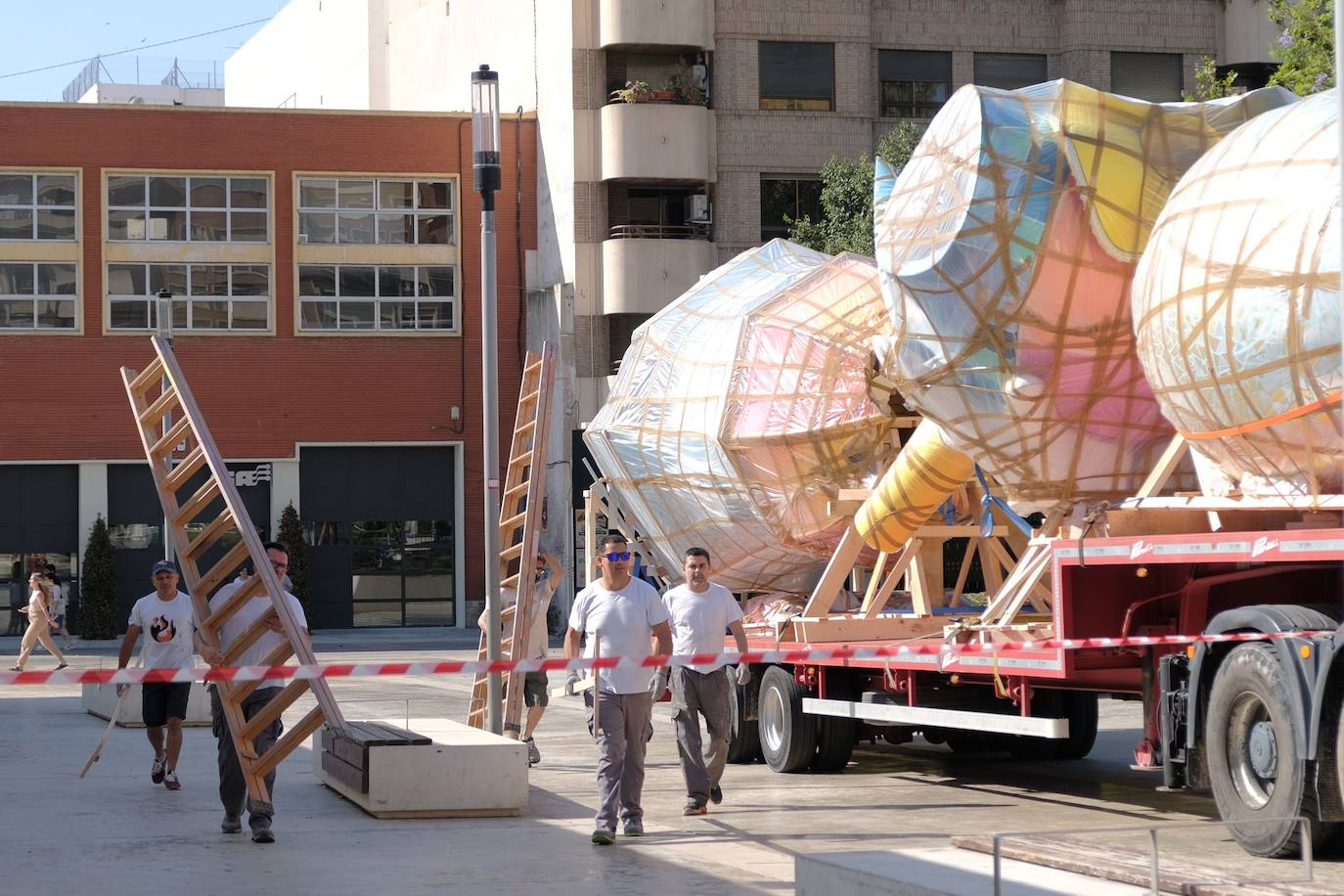 Las Hogueras empiezan a llenar las calles de Alicante