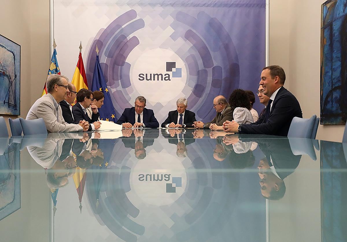 Firma del acuerdo a cargo del presidente de la Diputación de Alicante, Toni Pérez, y el director general del Catrasto, Fernando Aragónz.