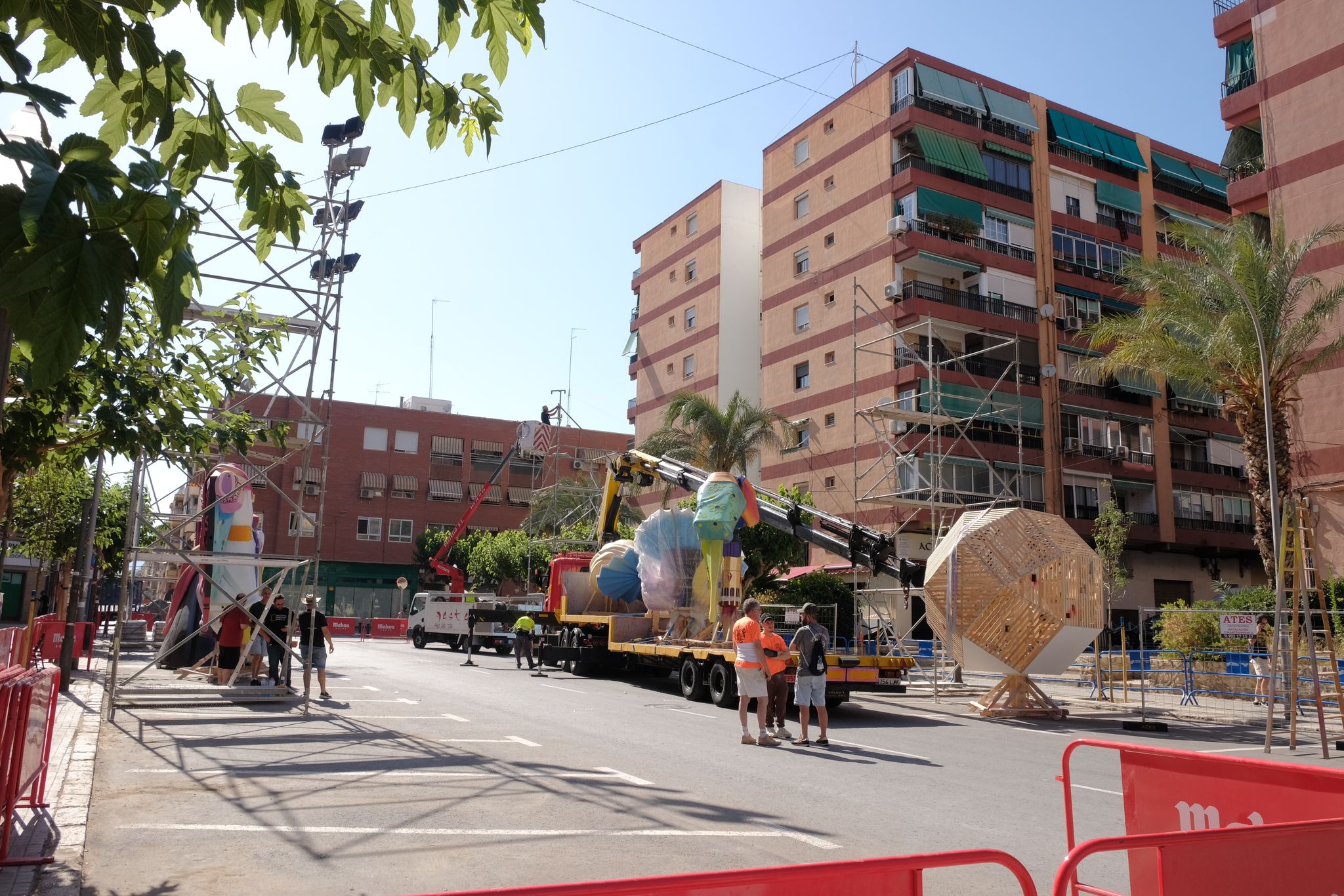 Las Hogueras empiezan a llenar las calles de Alicante