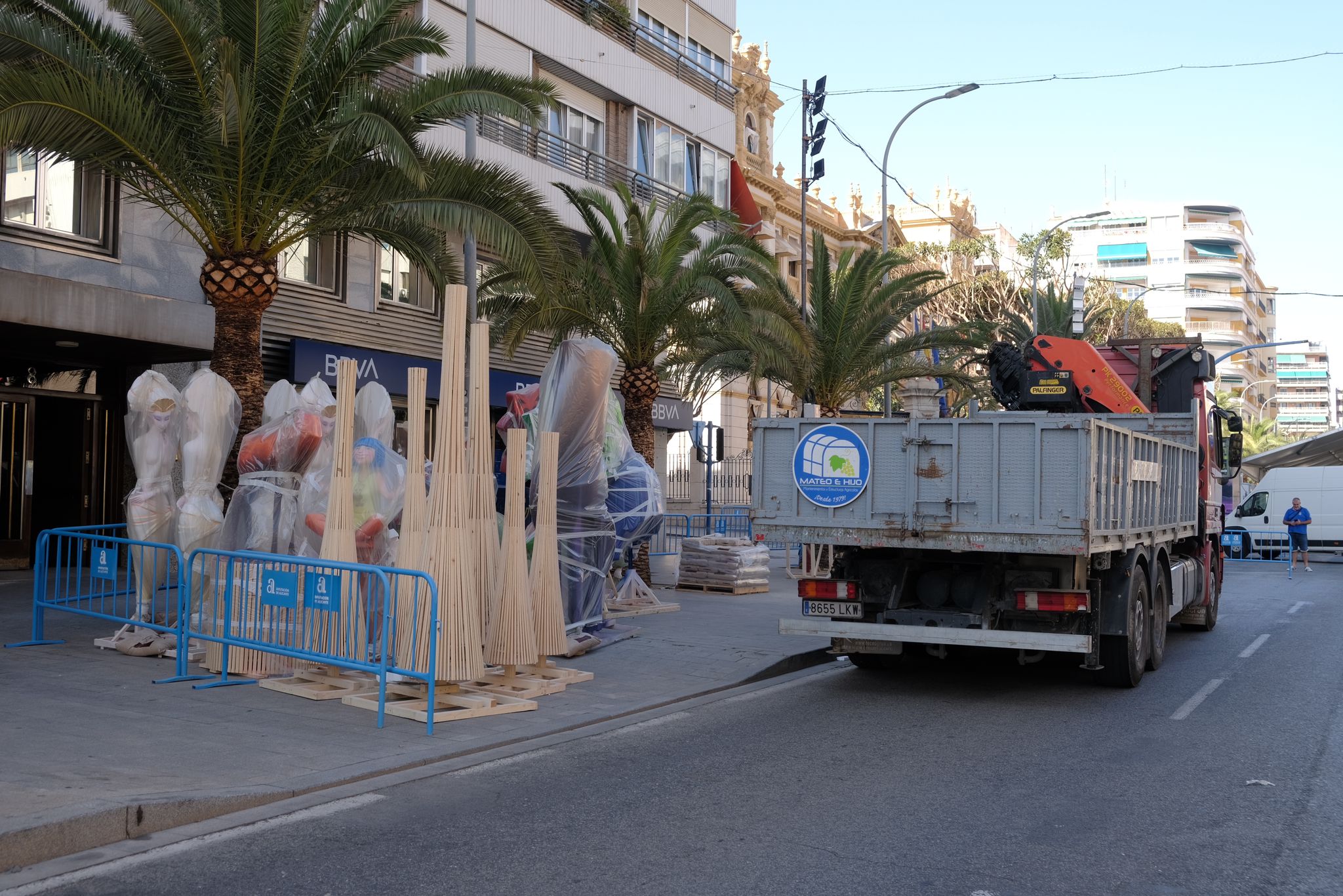 Las Hogueras empiezan a llenar las calles de Alicante