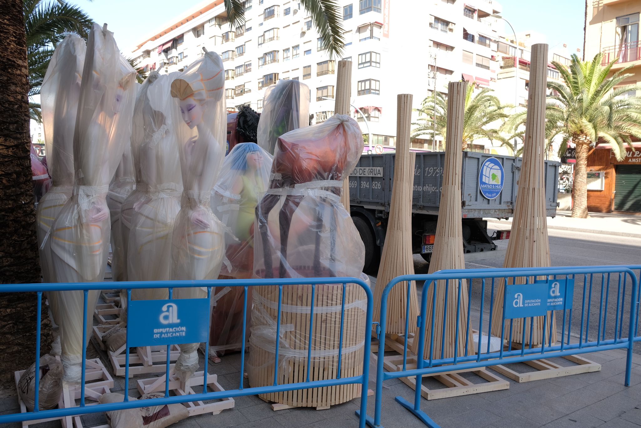 Las Hogueras empiezan a llenar las calles de Alicante