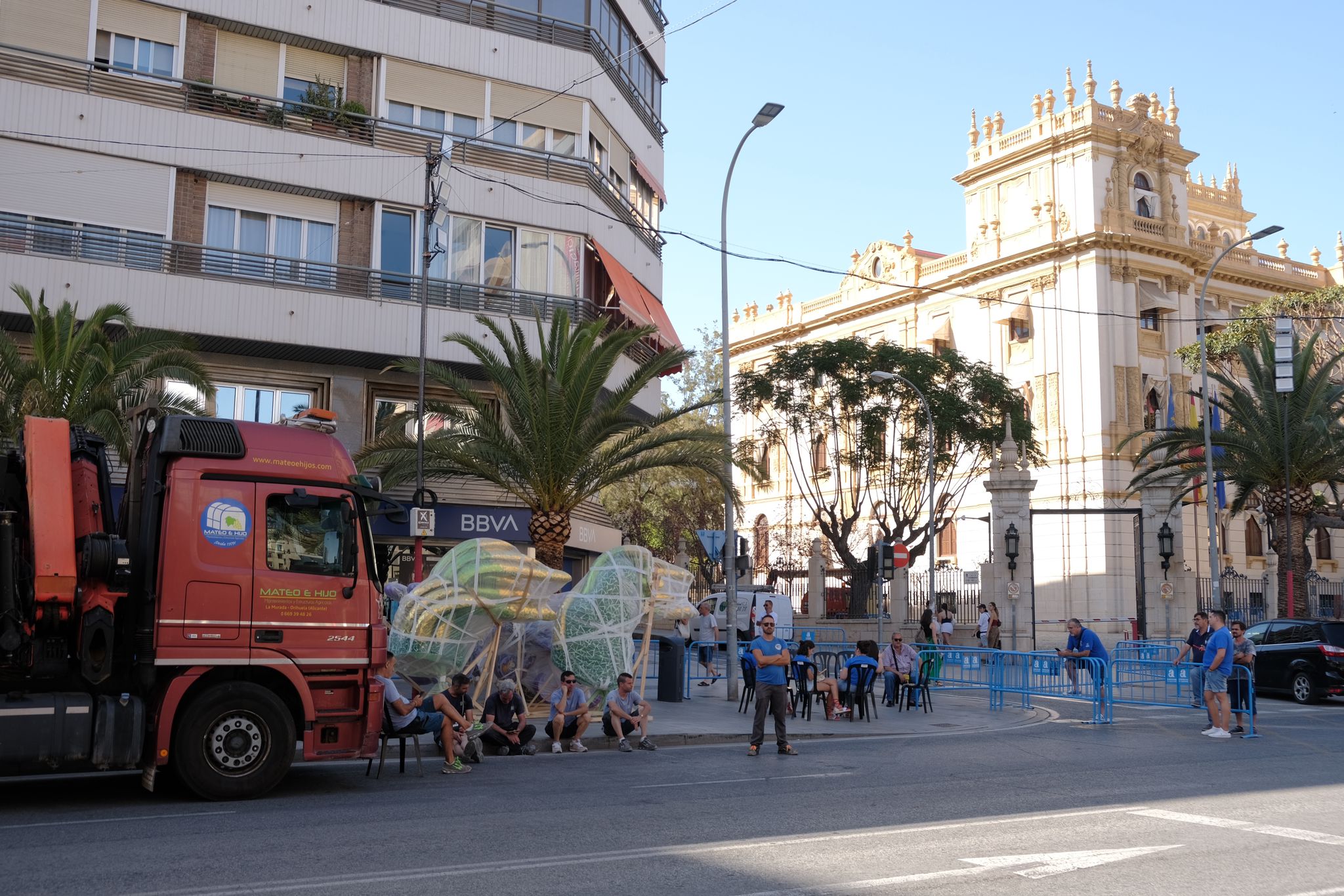 Las Hogueras empiezan a llenar las calles de Alicante