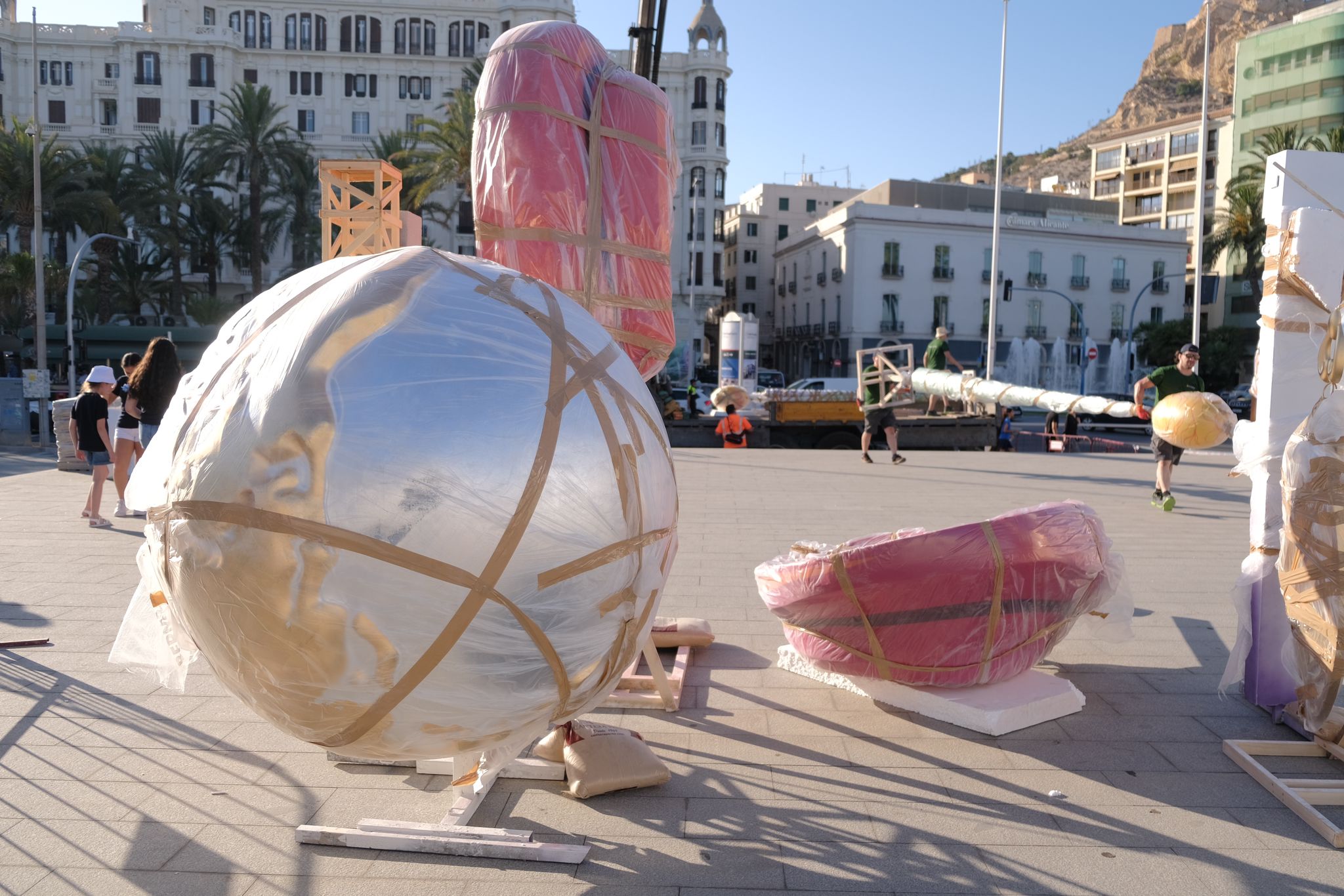 Las Hogueras empiezan a llenar las calles de Alicante