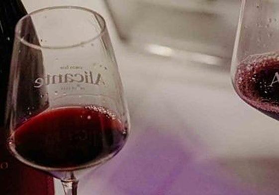 Vino de la DOP Alicante.