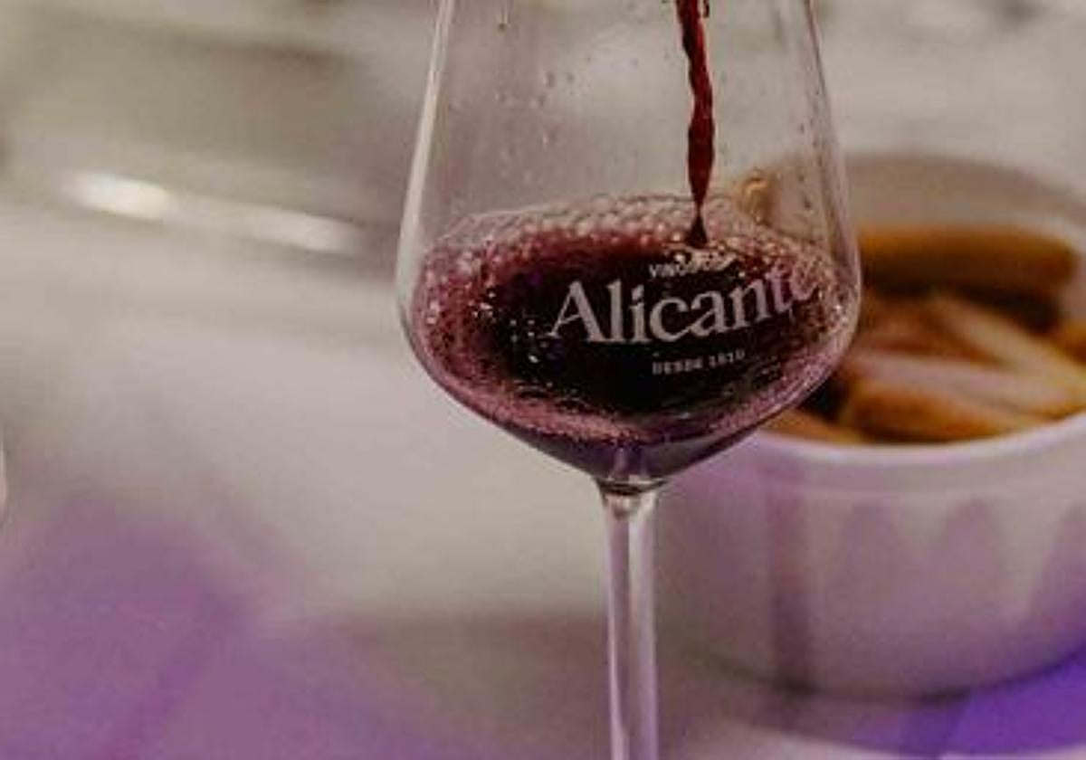 Vino de la DOP Alicante.