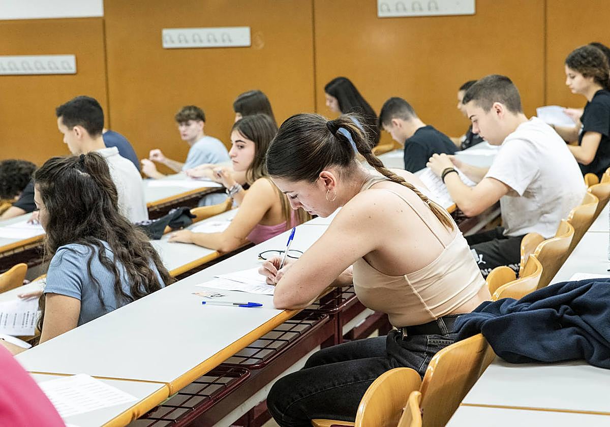 Alumnos realizando la prueba de selectividad en Alicante.