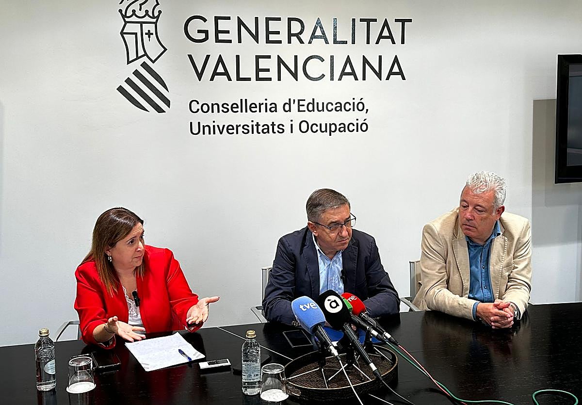 Comparecencia de este martes para anunciar la medida, con el conseller Rovira al centro de la imagen.