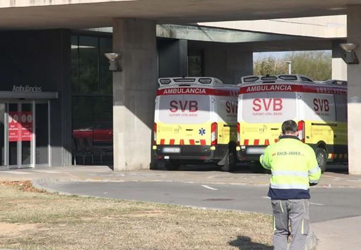 Ambulancias en la entrada de Urgencias del Hospital de Dénia.