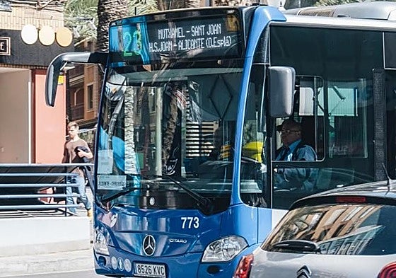 Autobús interurbano de Alicante, a su paso por Alfonso el Sabio.