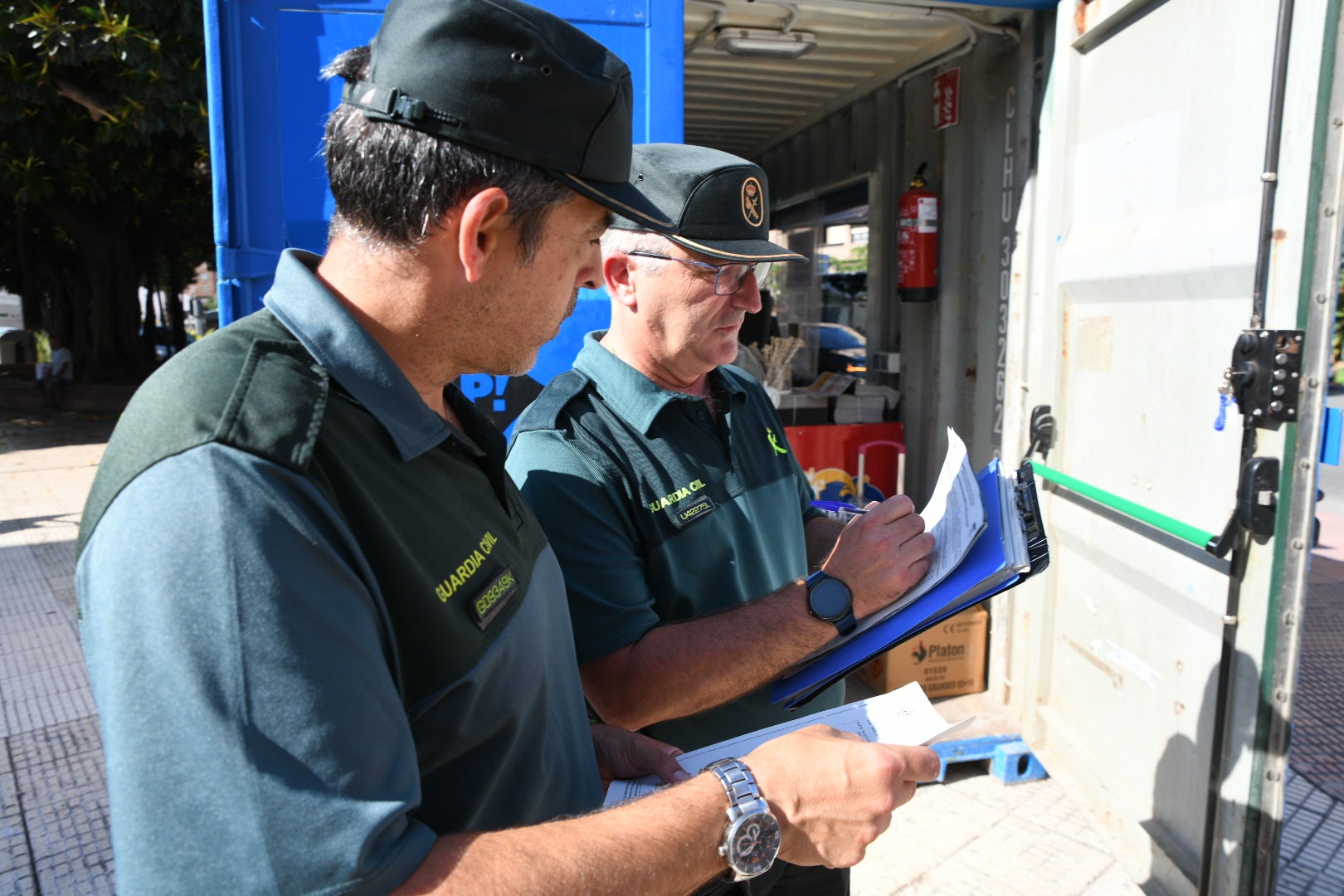 Las inspección de la Guardia Civil en locales de venta de petardos durante las Hogueras de Alicante, en imágenes