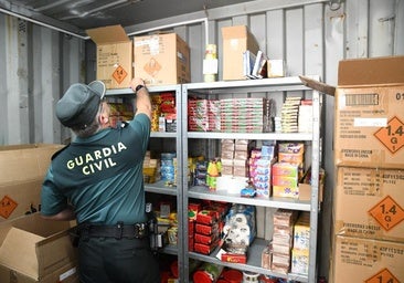 Así inspecciona la Guardia Civil los locales de venta de petardos en las Hogueras de Alicante