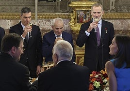 El Rey, tras ofrender el brindis en la comida ofrecida en el Palacio Real donde se han degustado productos alicantinos.