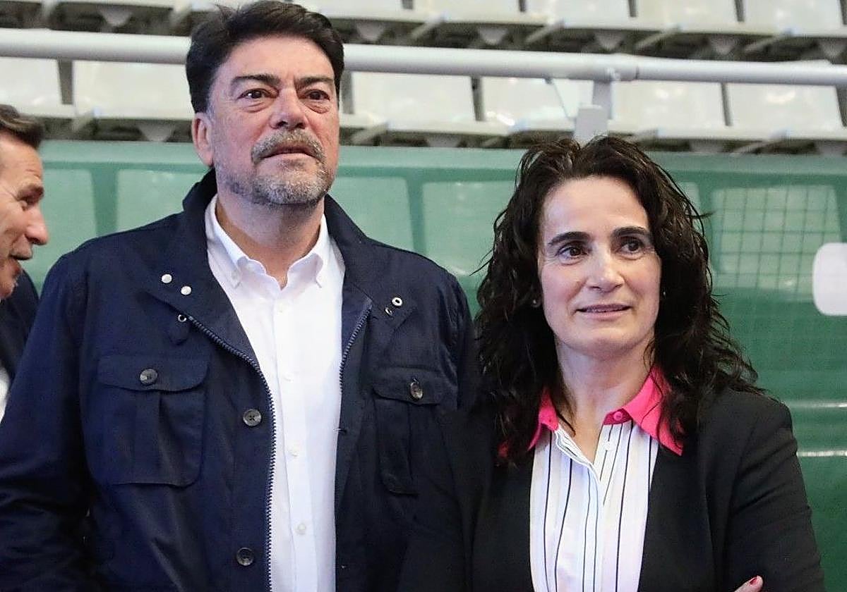 El alcalde, Luis Barcala, con Isabel Fernández, en imagen de archivo.
