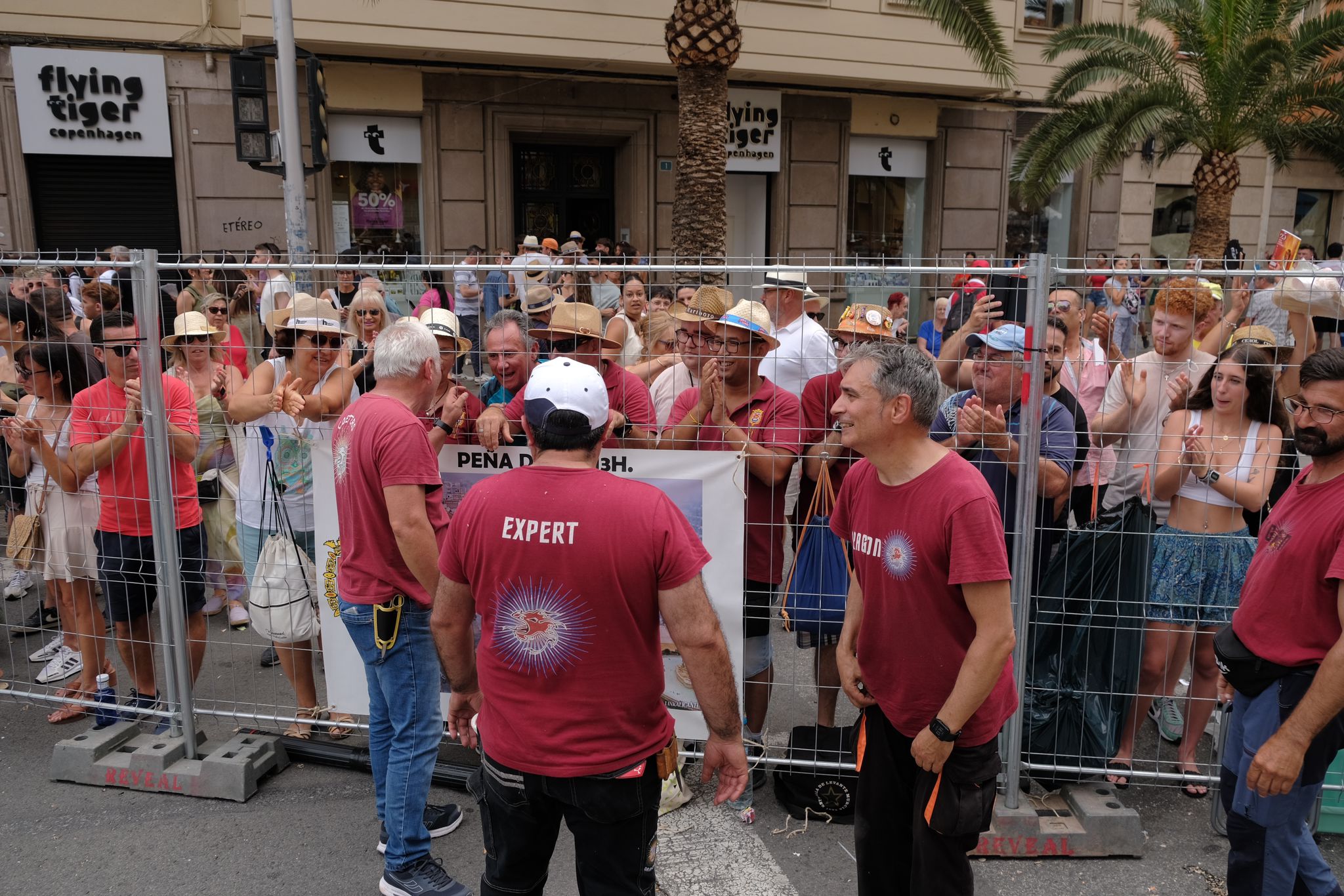 Revive foto a foto la mascletà de Coeters Dragón en Luceros