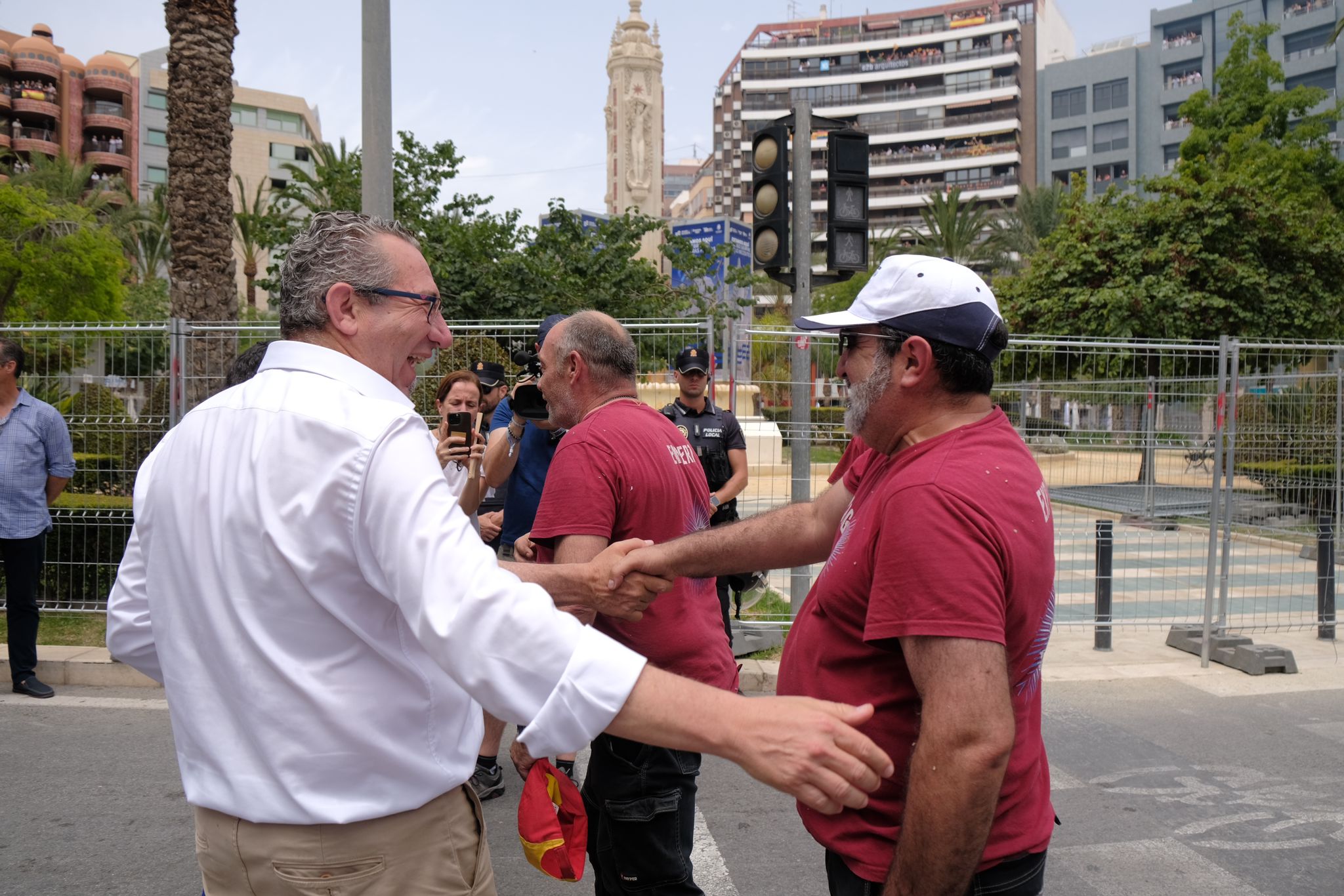 Revive foto a foto la mascletà de Coeters Dragón en Luceros