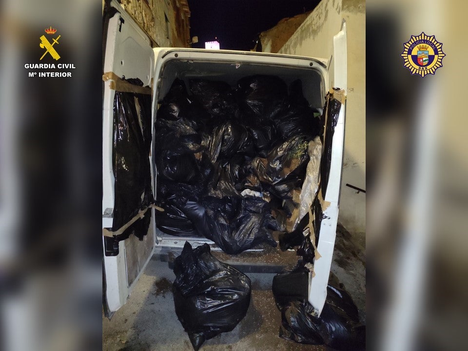 Vehículo interceptado a los presuntos traficantes.