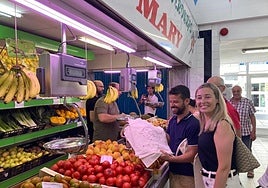 La concejal de Comercio, Lidia López, en un puesto de los mercados municipales.