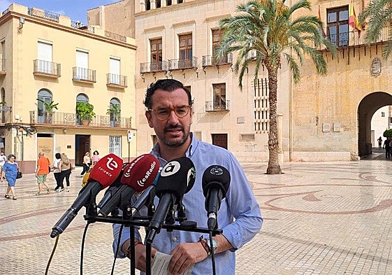 El concejal de Espacios Públicos, Claudio Guilabert, explica el plan de sombras en las principales calles comerciales de Elche.