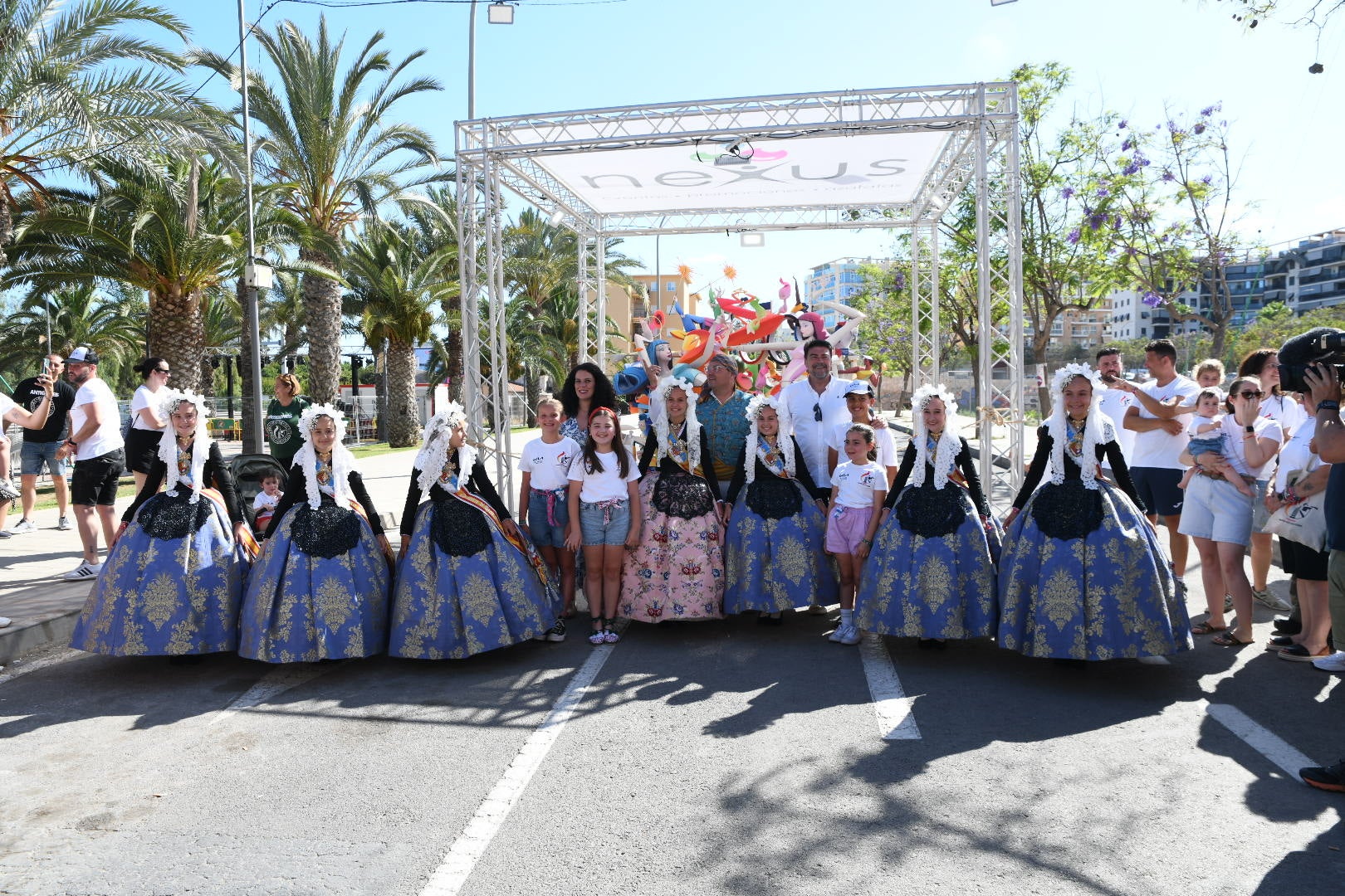 Manteos al artista, tracas y aplausos para celebrar el primer premio infantil de las Hogueras de Alicante