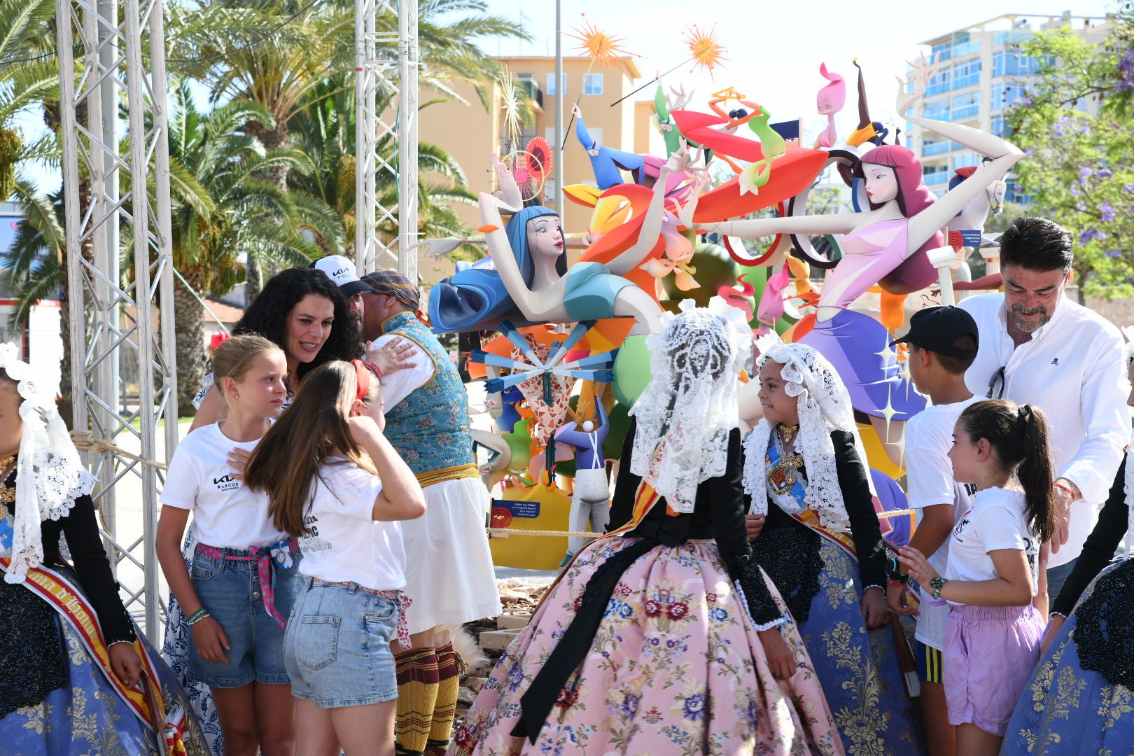 Manteos al artista, tracas y aplausos para celebrar el primer premio infantil de las Hogueras de Alicante