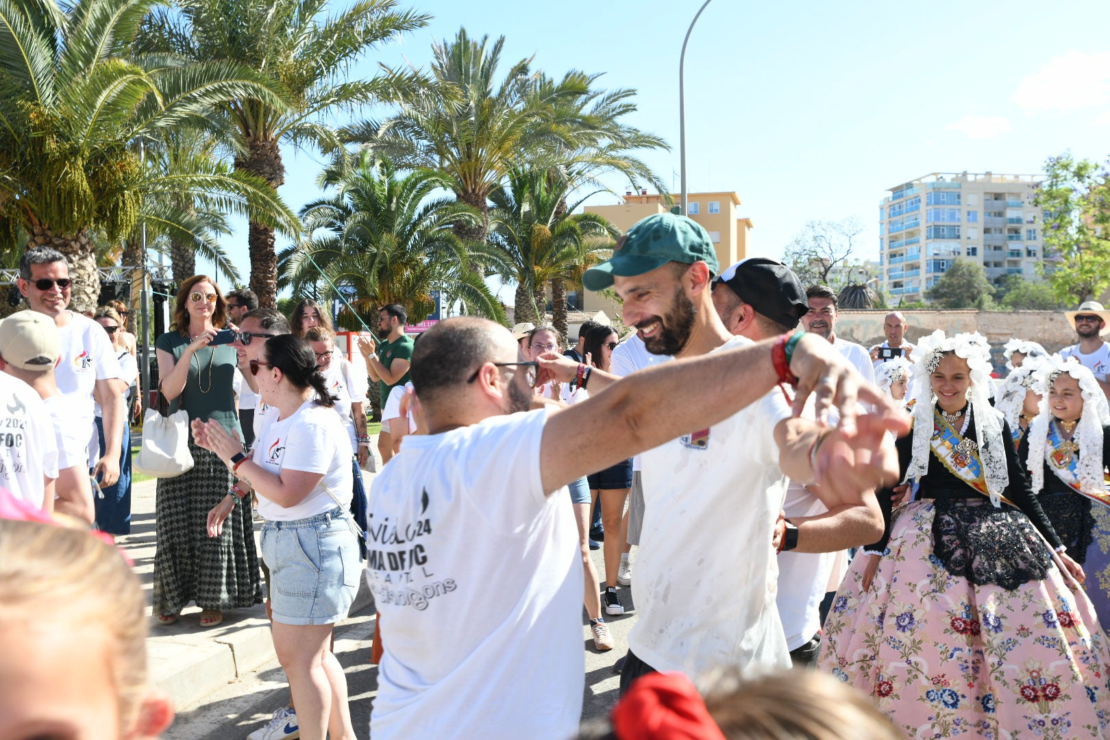 Manteos al artista, tracas y aplausos para celebrar el primer premio infantil de las Hogueras de Alicante